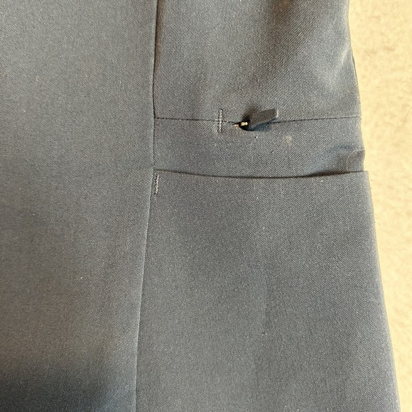 FIGS Scrub Top Woman Medium V Neck 2 Front To Side Pockets 1 Zip Pocket Teal EUC - Picture 5 of 9